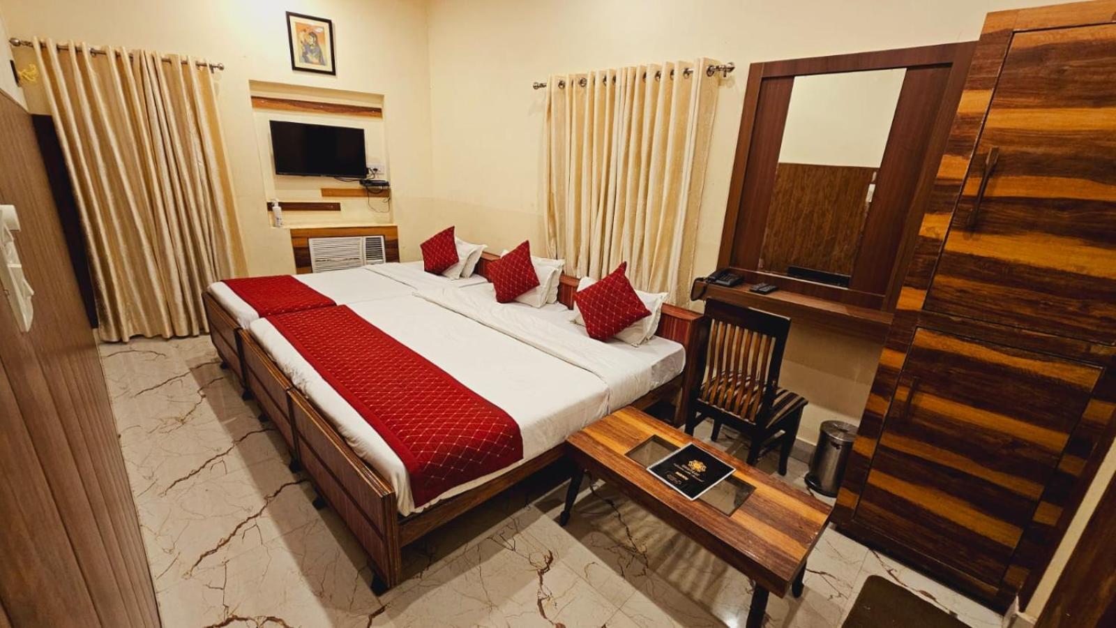 Bhagyashree Guest House 2 Km To Vishwanath Temple, Ganga Ghat Parking Available — Photos 3